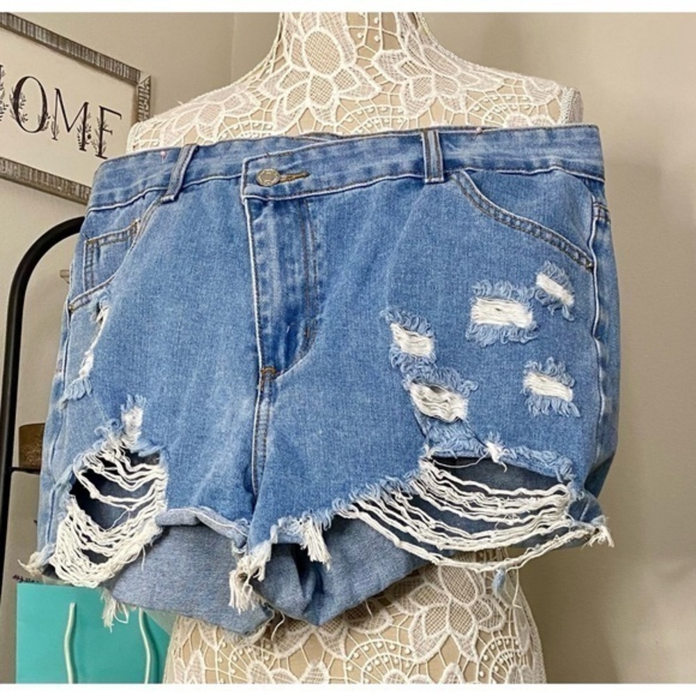 🤍S60 - SHEIN Cutoff Distressed Shorts EUC💙🤍